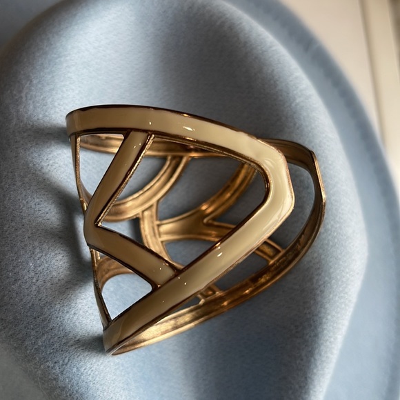 🤍💖✨ Enamel Cream and Gold Cuff Bracelet - Picture 13 of 17